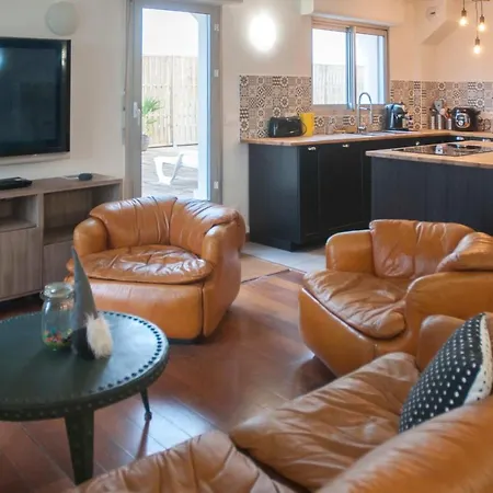 Daire Design With Large Balcony And Parking Paris