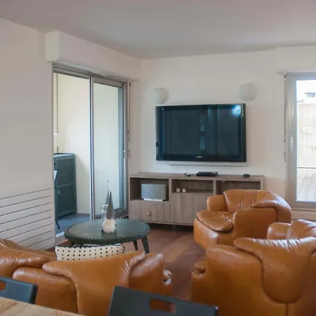 Daire Design With Large Balcony And Parking Paris